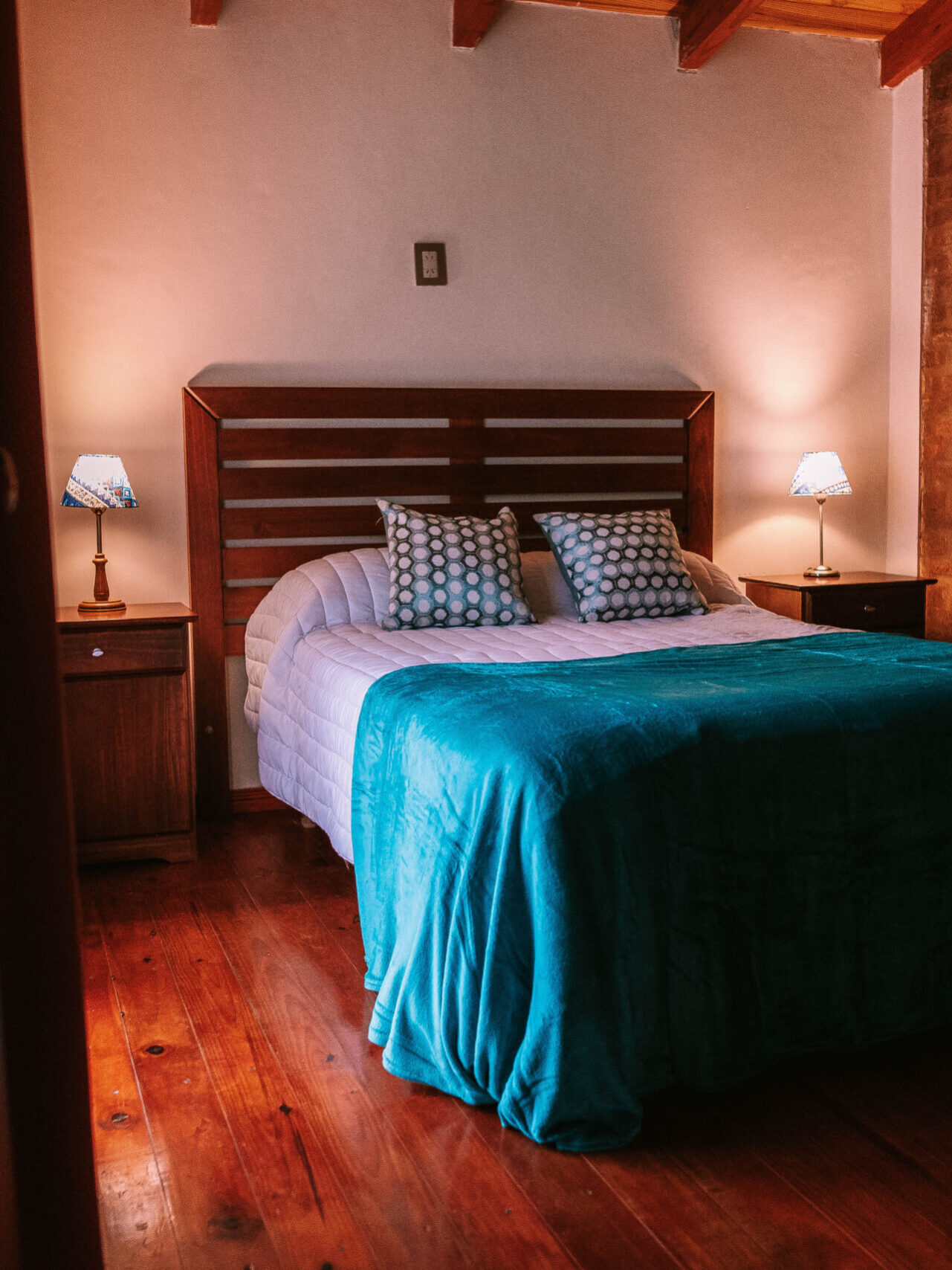 Habitación matrimonial en Cabañas Las Sirenas Premium con jacuzzi privado y diseño acogedor