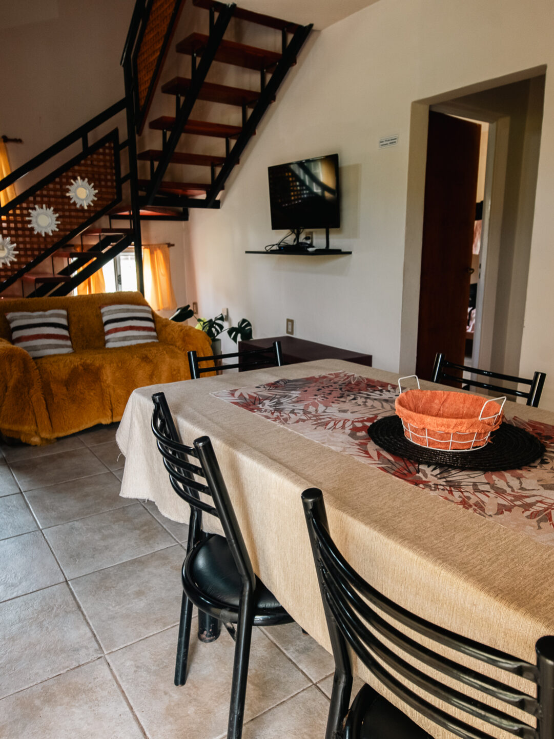 Comedor equipado en Cabañas Las Sirenas Premium con vajilla completa y acceso a planta alta