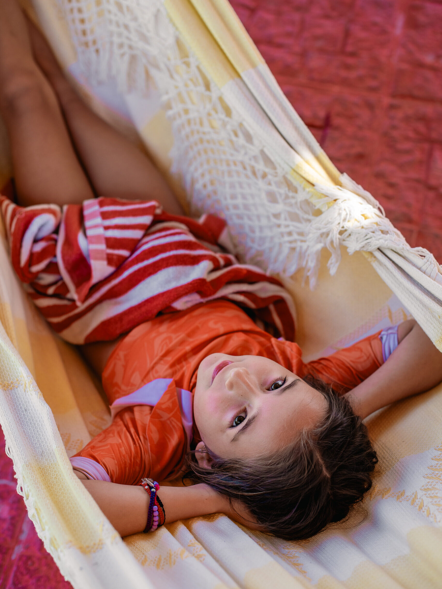 Niña descansando en hamaca paraguaya en Cabañas Las Sirenas Premium Villa Urquiza