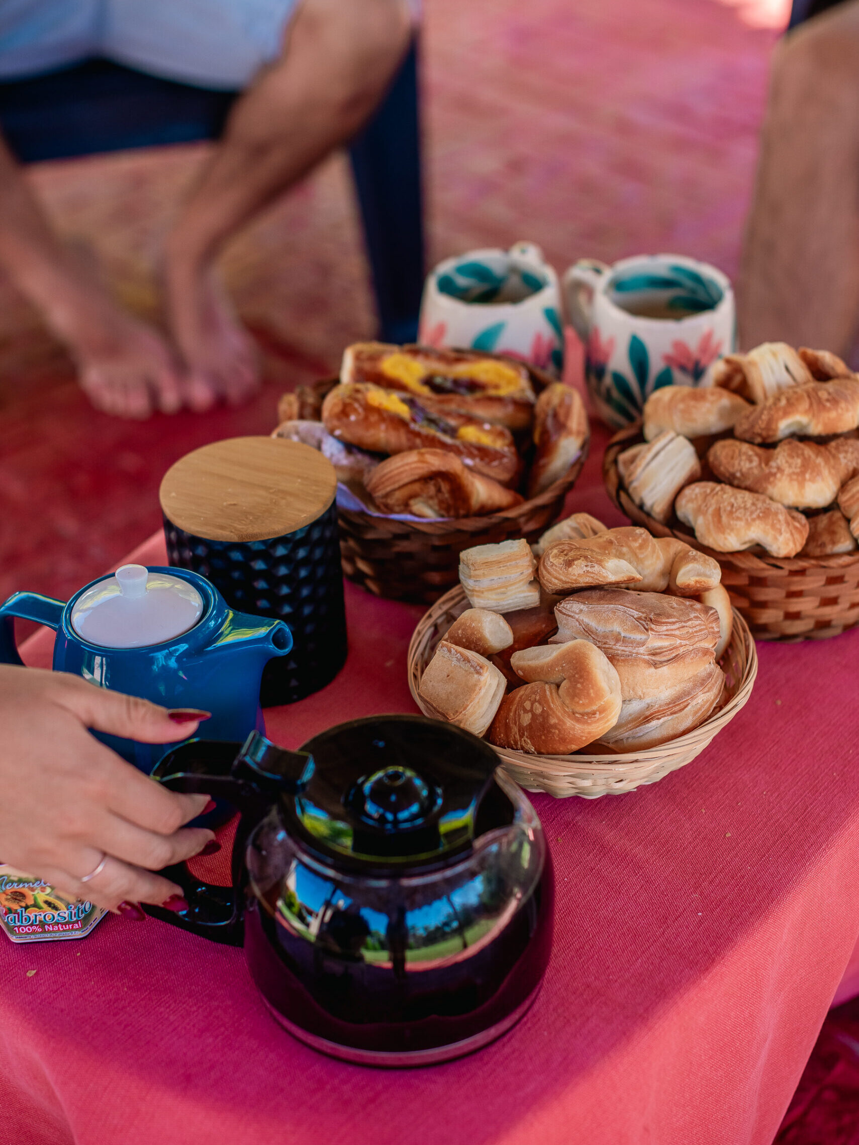 Desayuno con panificados y mate en Cabañas Las Sirenas Premium Villa Urquiza