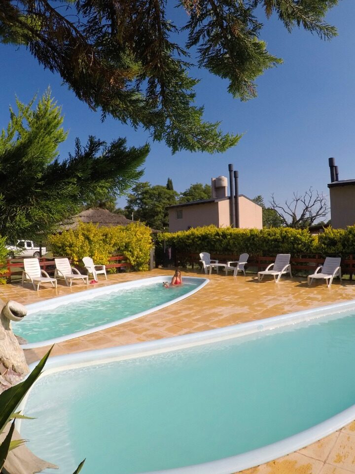 Piscina privada rodeada de naturaleza en Cabañas Las Sirenas Premium, Villa Urquiza