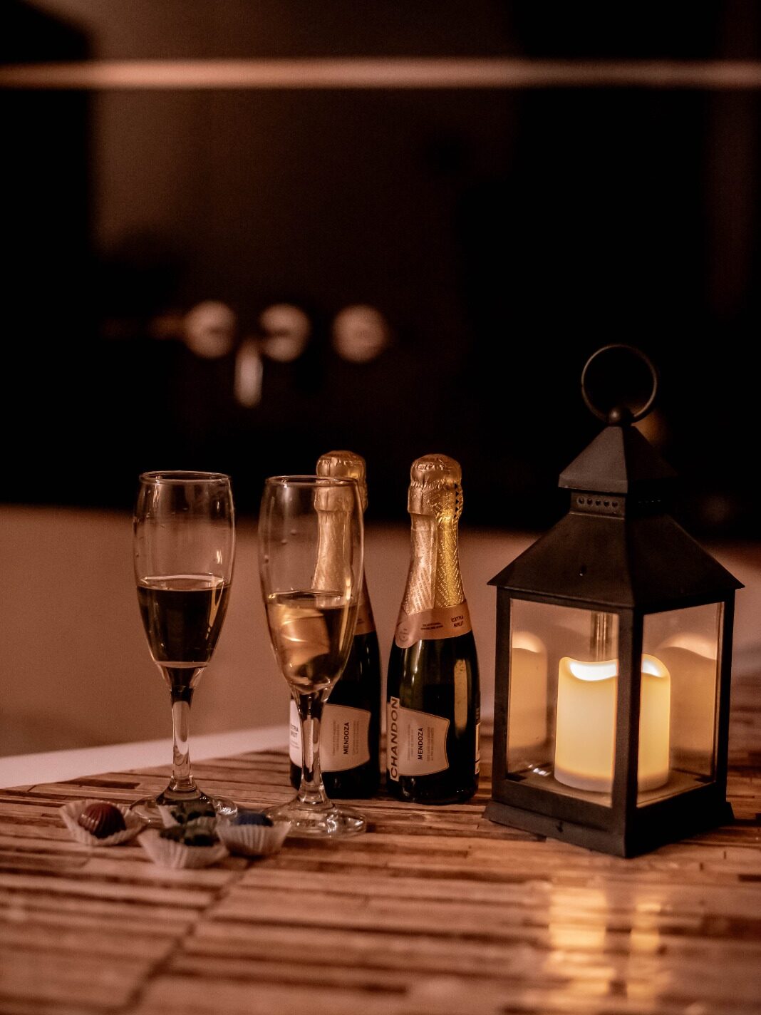 Champaña y velas decorativas para una noche romántica en Cabañas Las Sirenas Premium , jacuzzi