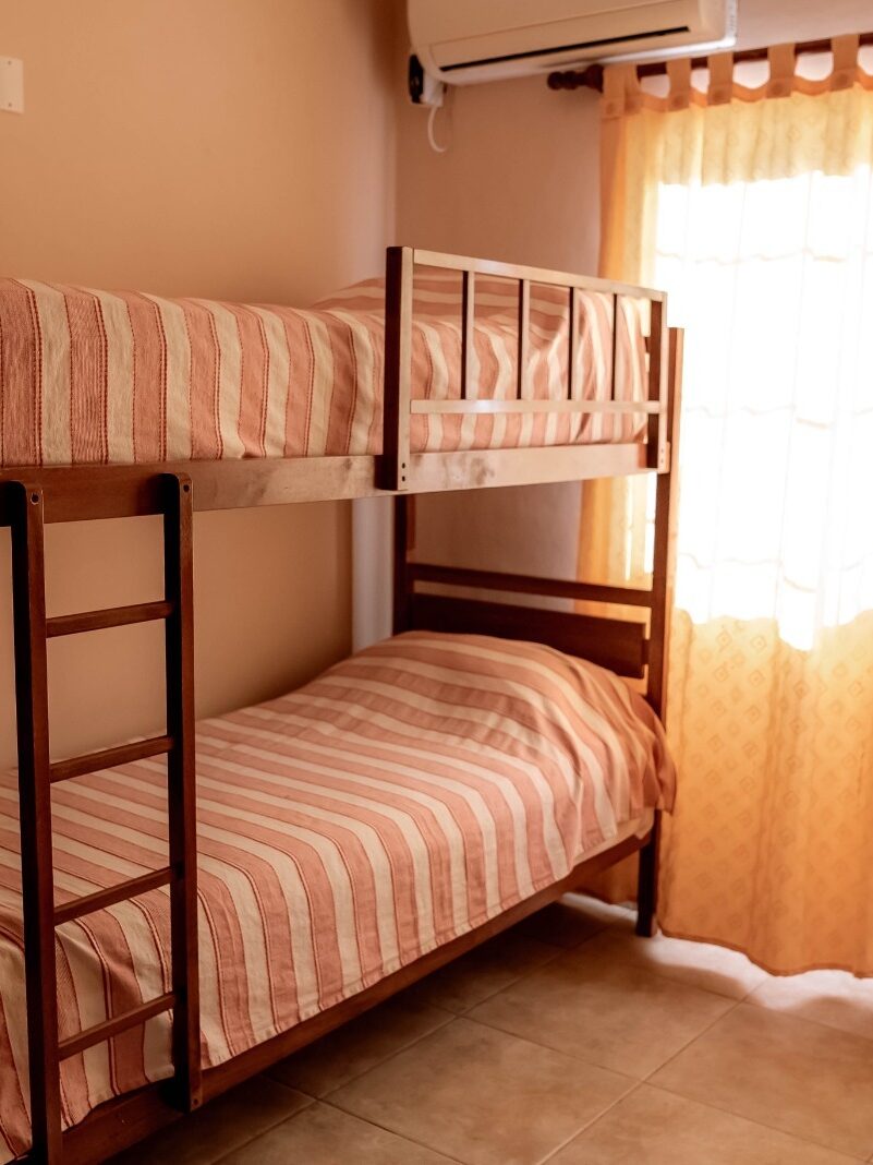 Habitación con camas cuchetas en Cabañas Las Sirenas Premium Villa Urquiza