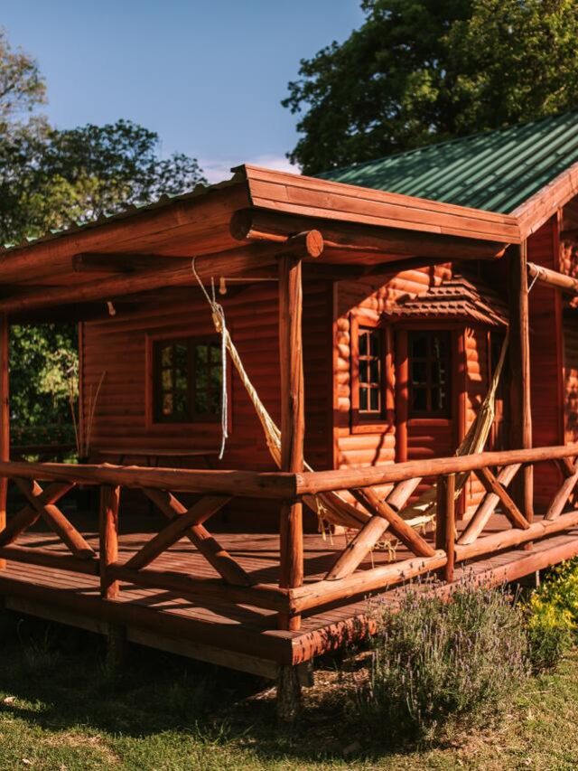 Fachada de cabaña de madera Quinta El Encuentro con galería techada en Villa Urquiza