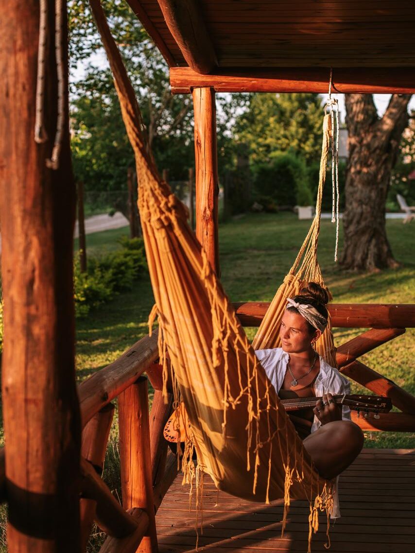 Hamaca paraguaya en galería techada de la cabaña Quinta El Encuentro