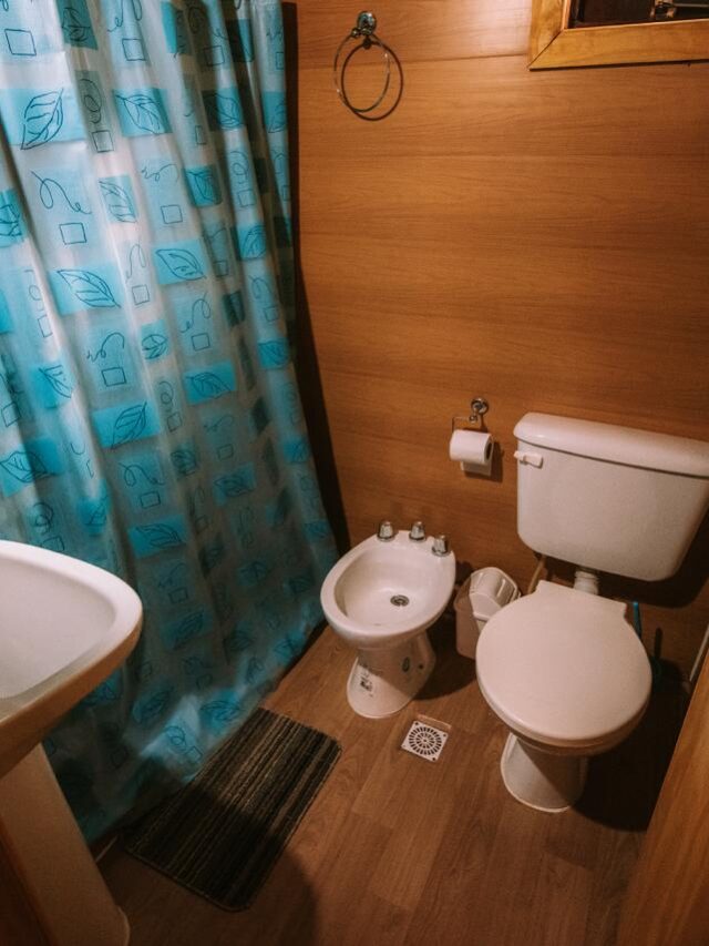Baño completo con ducha y sanitarios en cabaña Quinta El Encuentro