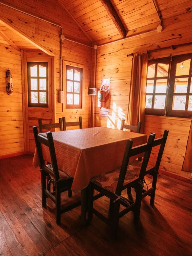 Comedor rústico interior de madera en Quinta El Encuentro, Villa Urquiza