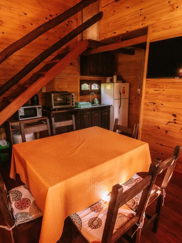 Comedor rústico interior de madera en Quinta El Encuentro, Villa Urquiza entre rios