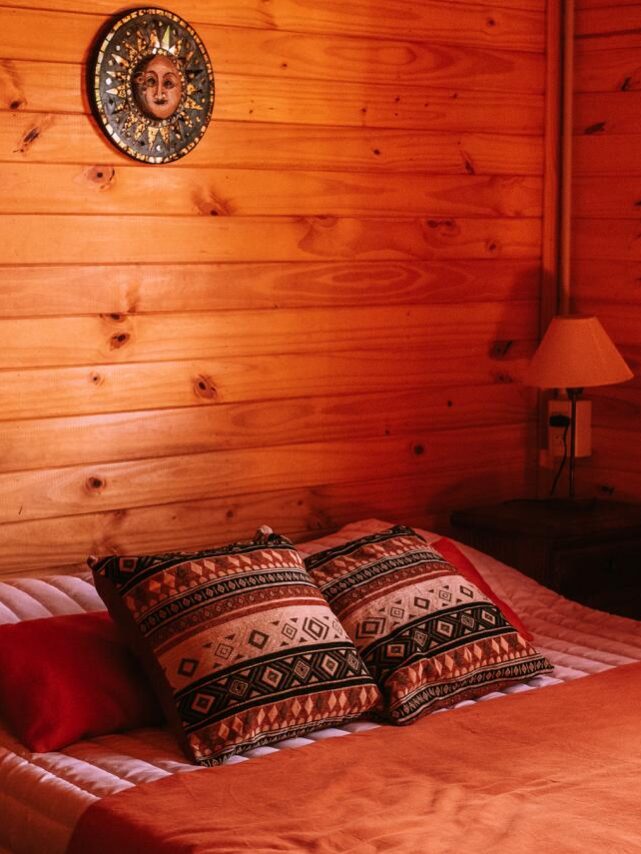 Dormitorio matrimonial con cama doble en madera, estilo rústico en Quinta El Encuentro