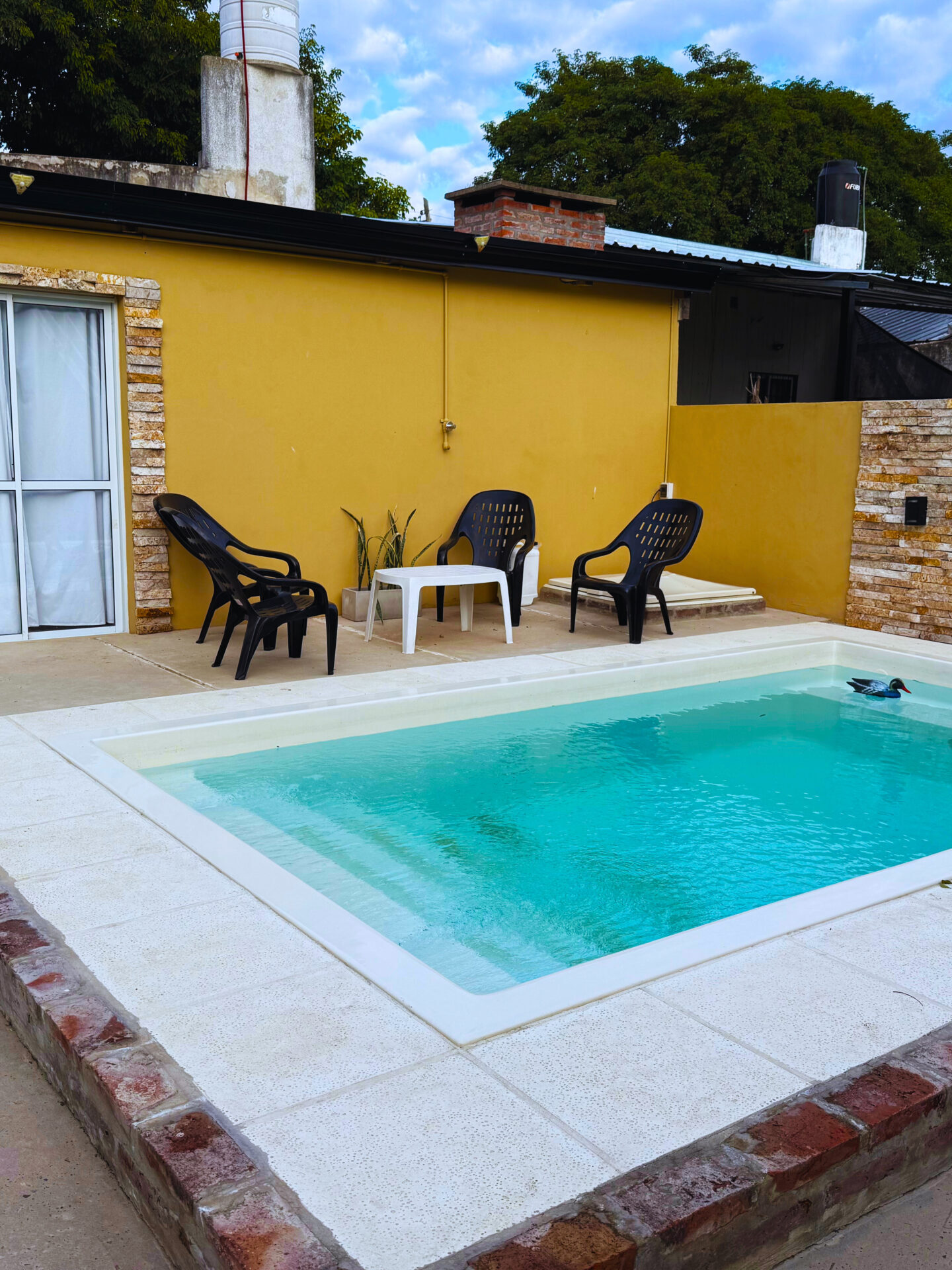 Palito Lodge House en Villa Urquiza, lodge de pesca céntrico con departamentos y piscina privada.