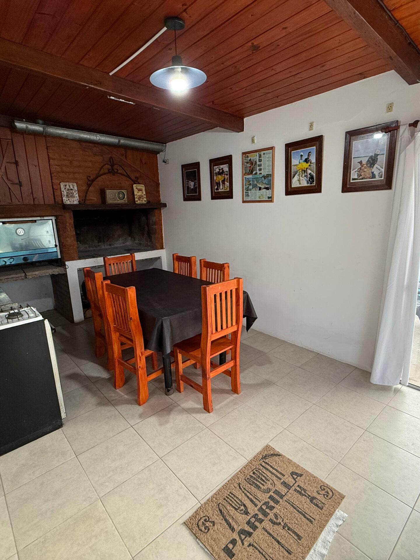 Quincho con parrilla del Palito Lodge House en Villa Urquiza, alojamiento para grupos de pesca