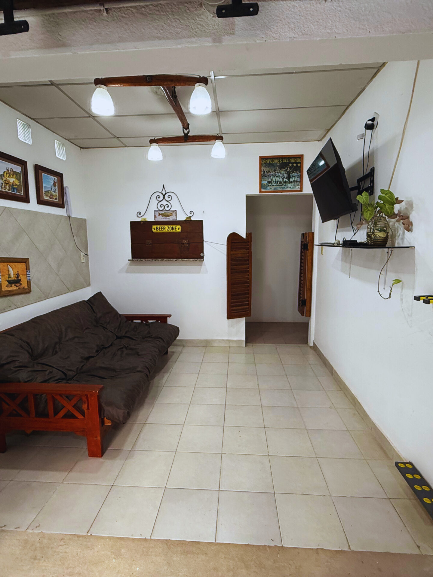 Estar comedor con Smart TV y aire acondicionado en Palito Lodge House Villa Urquiza.