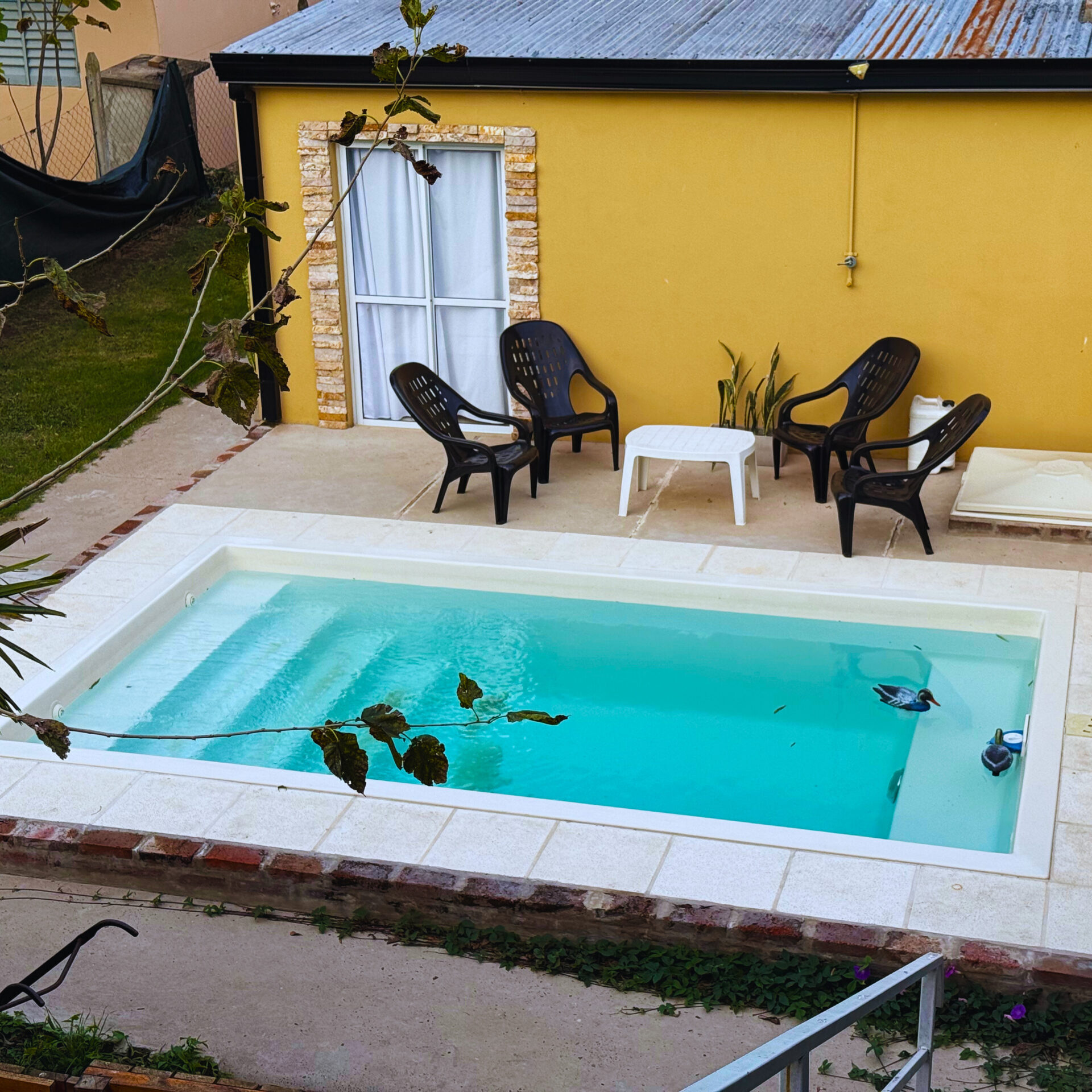 Piscina privada del Palito Lodge House en Villa Urquiza, ideal para pescadores y familias.
