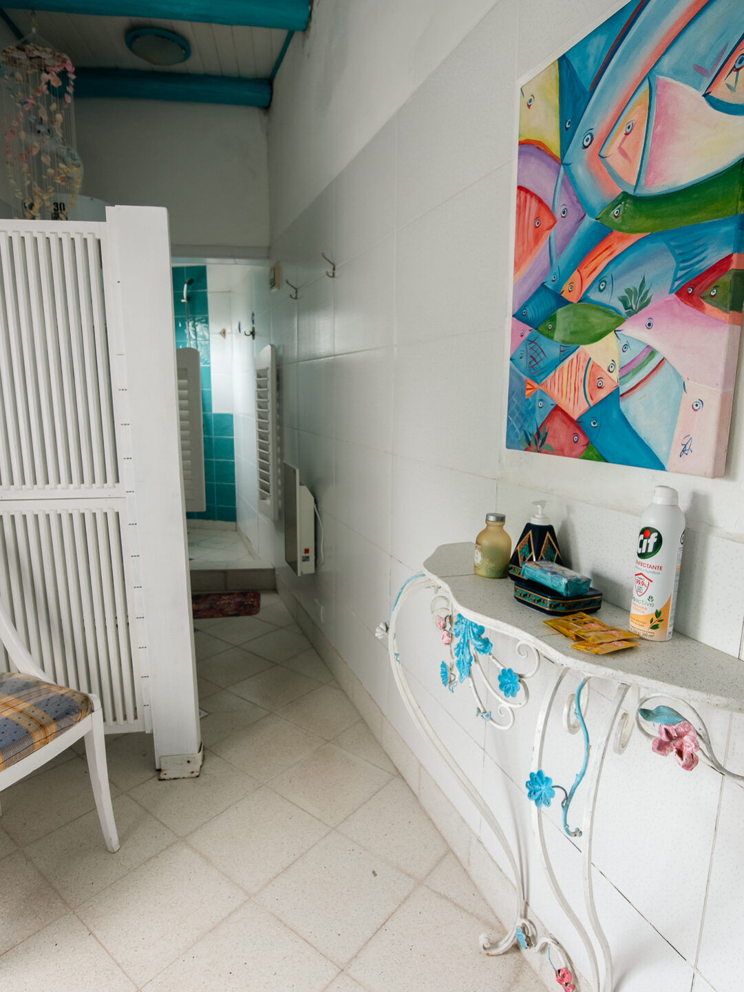 Baño completo en Le Village Villa Urquiza con detalles rústicos y confort para parejas.