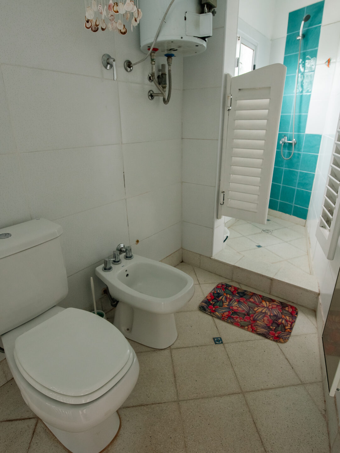 Baño con ducha en Le Village Villa Urquiza, alojamiento exclusivo con todas las comodidades.