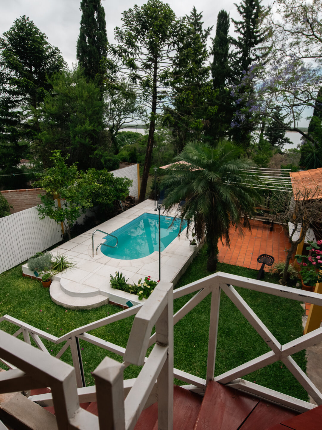 Vista aérea de la pileta en Le Village Villa Urquiza, rodeada de naturaleza y tranquilidad.