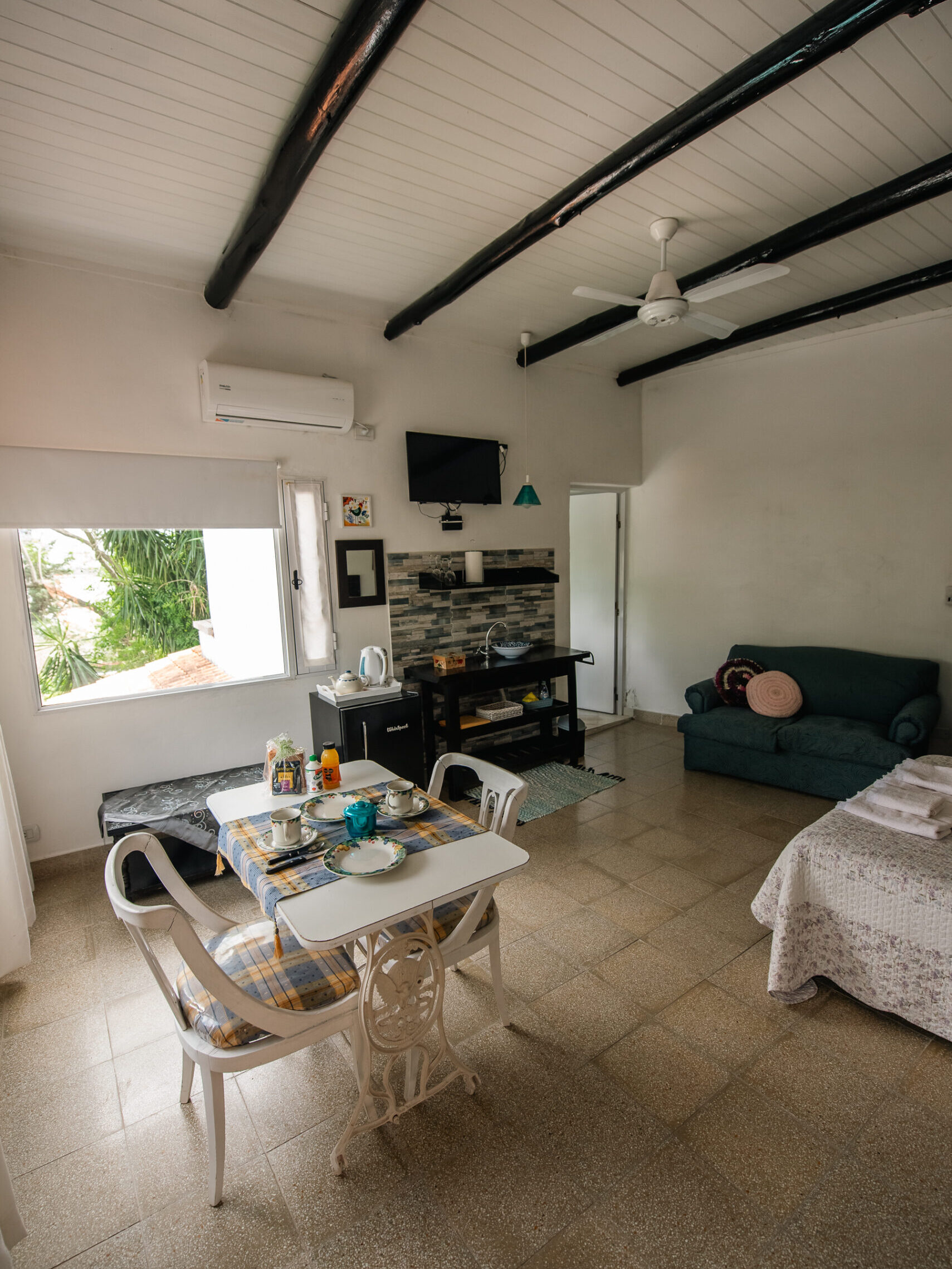 Habitación matrimonial en Le Village Villa Urquiza con decoración moderna y ambiente acogedor