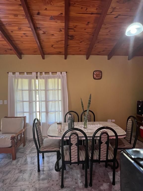 Estar-comedor amplio y luminoso en Casa Quinta El Paraíso con espacio para compartir en familia