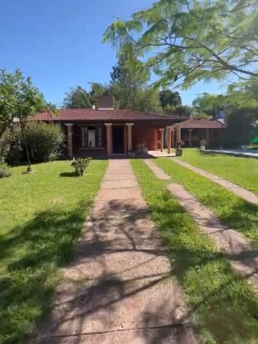 Casa Quinta El Paraíso en Villa Urquiza con galería techada y amplio parque verde