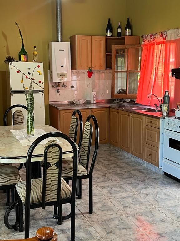 Cocina equipada integrada al estar-comedor en Casa Quinta El Paraíso, Villa Urquiza