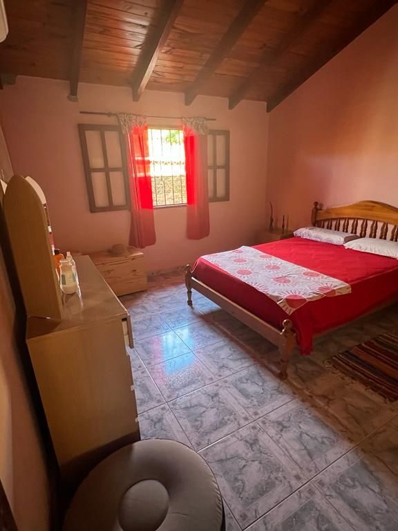 Dormitorio matrimonial en Casa Quinta El Paraíso, Villa Urquiza, con aire acondicionado y vista al parque