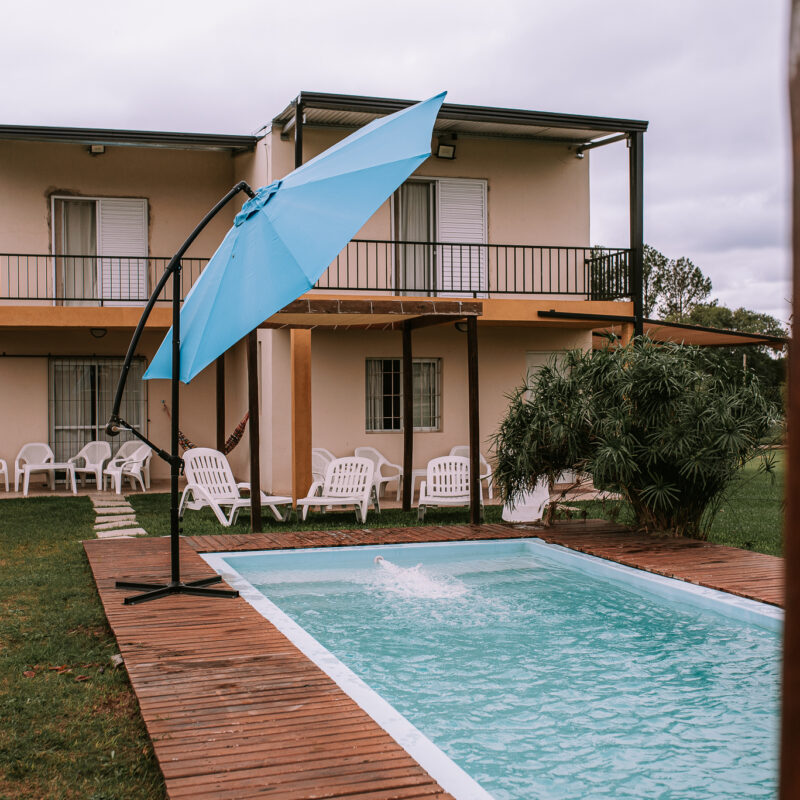 Cabañas Dúplex en Villa Urquiza con pileta y balcón privado, alojamiento ideal para familias y amigos cerca del río Paraná.
