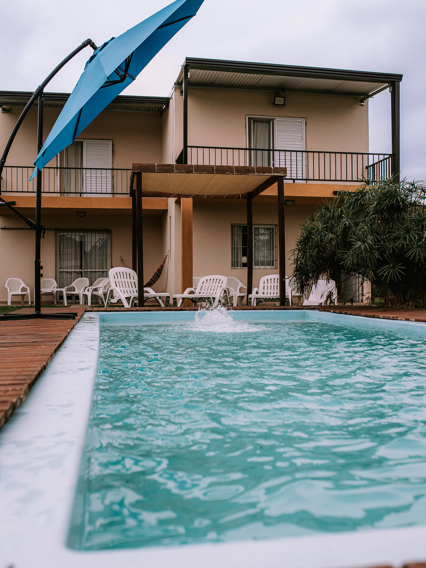 Vista exterior de las Cabañas Dúplex en Villa Urquiza con pileta compartida y entorno tranquilo.