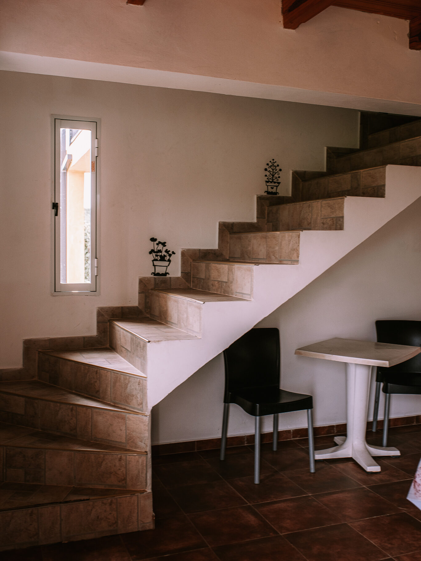 Interior de Cabañas Dúplex en Villa Urquiza con estar-comedor integrado y escalera hacia dormitorios.