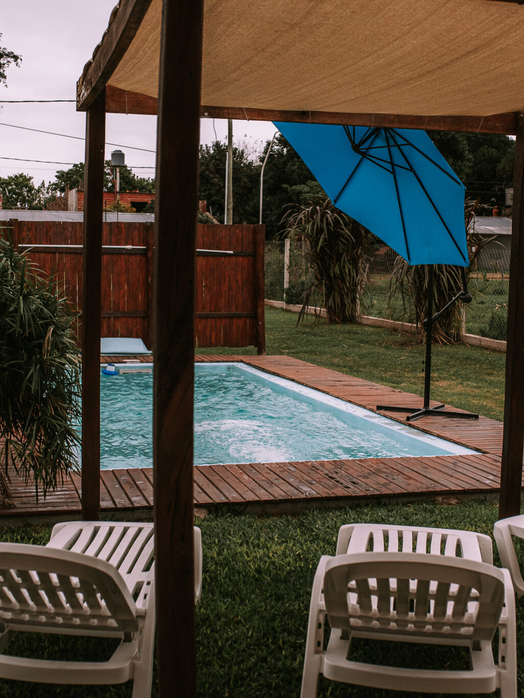 Pileta compartida en Cabañas Dúplex en Villa Urquiza, rodeada de naturaleza para disfrutar al aire libre.