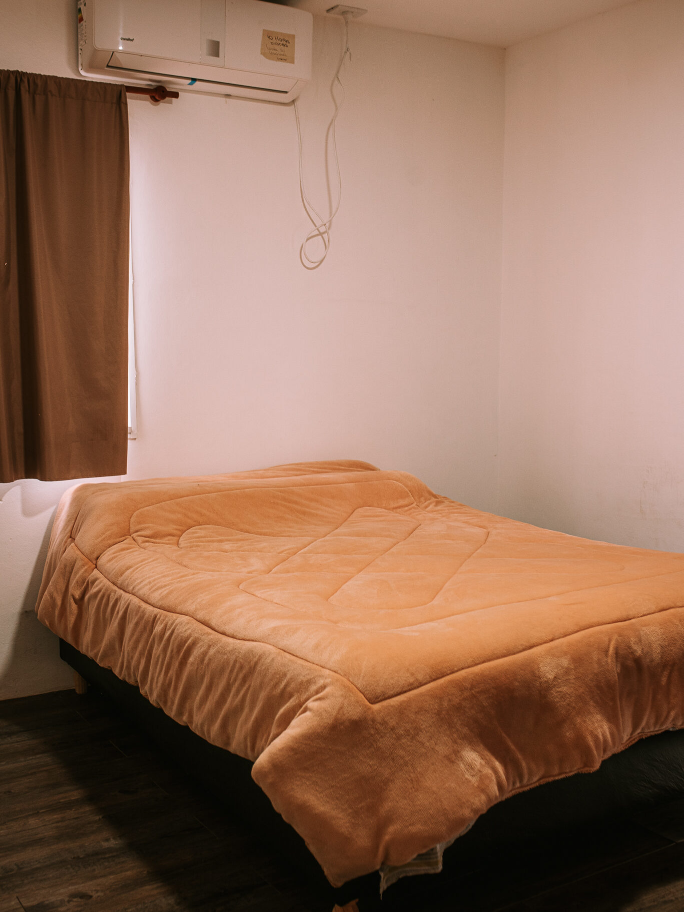 Habitación matrimonial en Cabañas Dúplex en Villa Urquiza con aire acondicionado y comodidad para huéspedes.