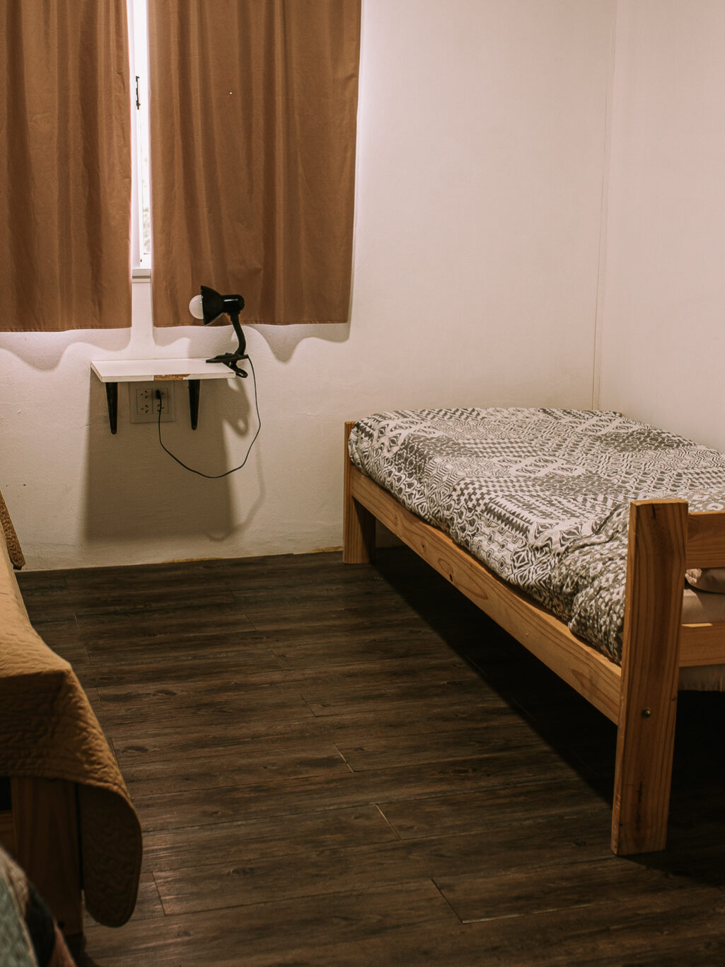 Habitación de camas individuales en Cabañas Dúplex en Villa Urquiza con aire acondicionado y comodidad para huéspedes.
