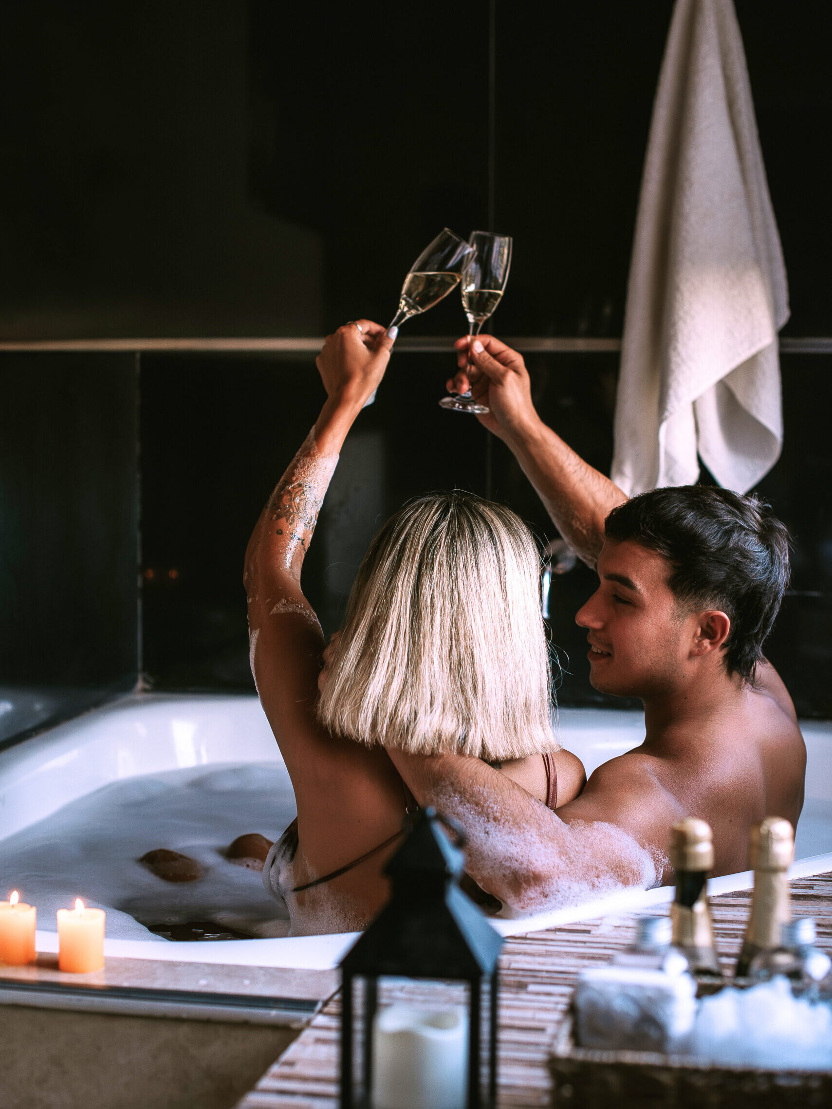 Brindis en jacuzzi con copas de vino — Escapada Romántica Villa Urquiza, Entre Ríos