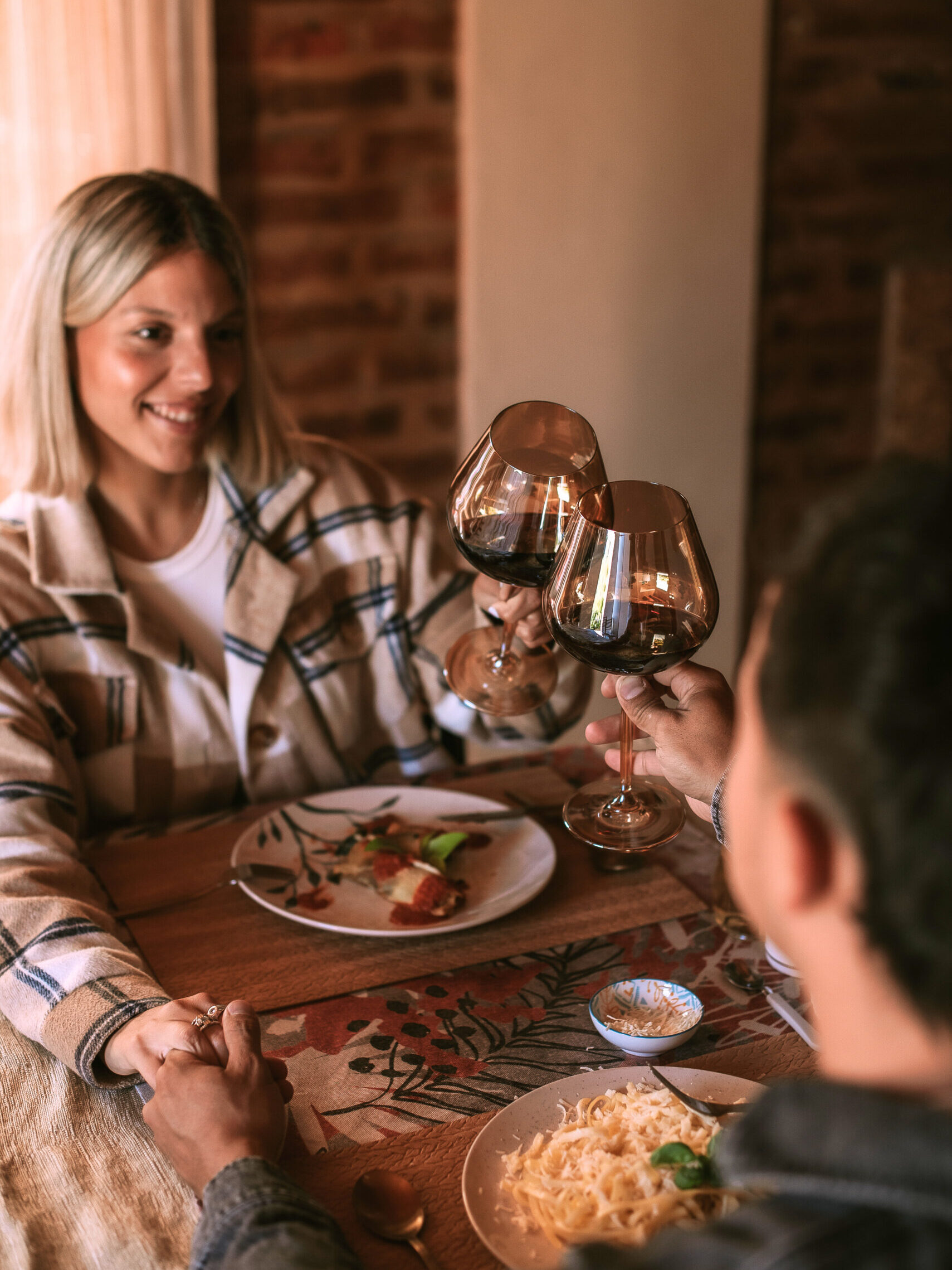 Cena gourmet con pasta, vino y velas — Escapada Romántica en Villa Urquiza, Entre Ríos