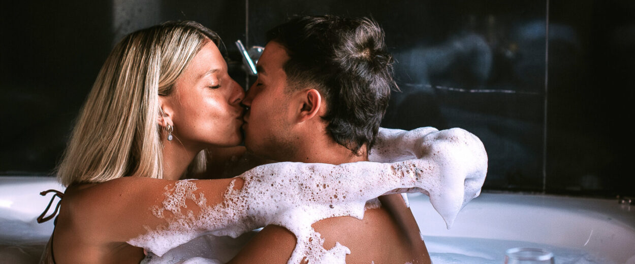 pareja en jacuzzi escapada romantica , villa urquiza entre rios