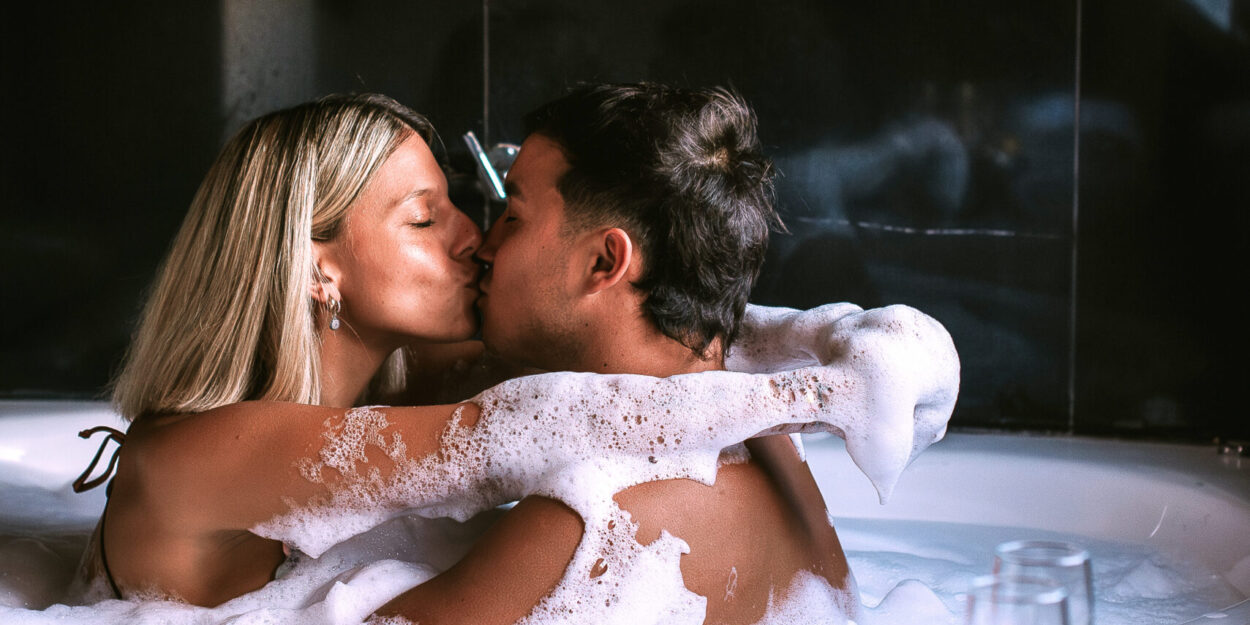 pareja en jacuzzi escapada romantica , villa urquiza entre rios