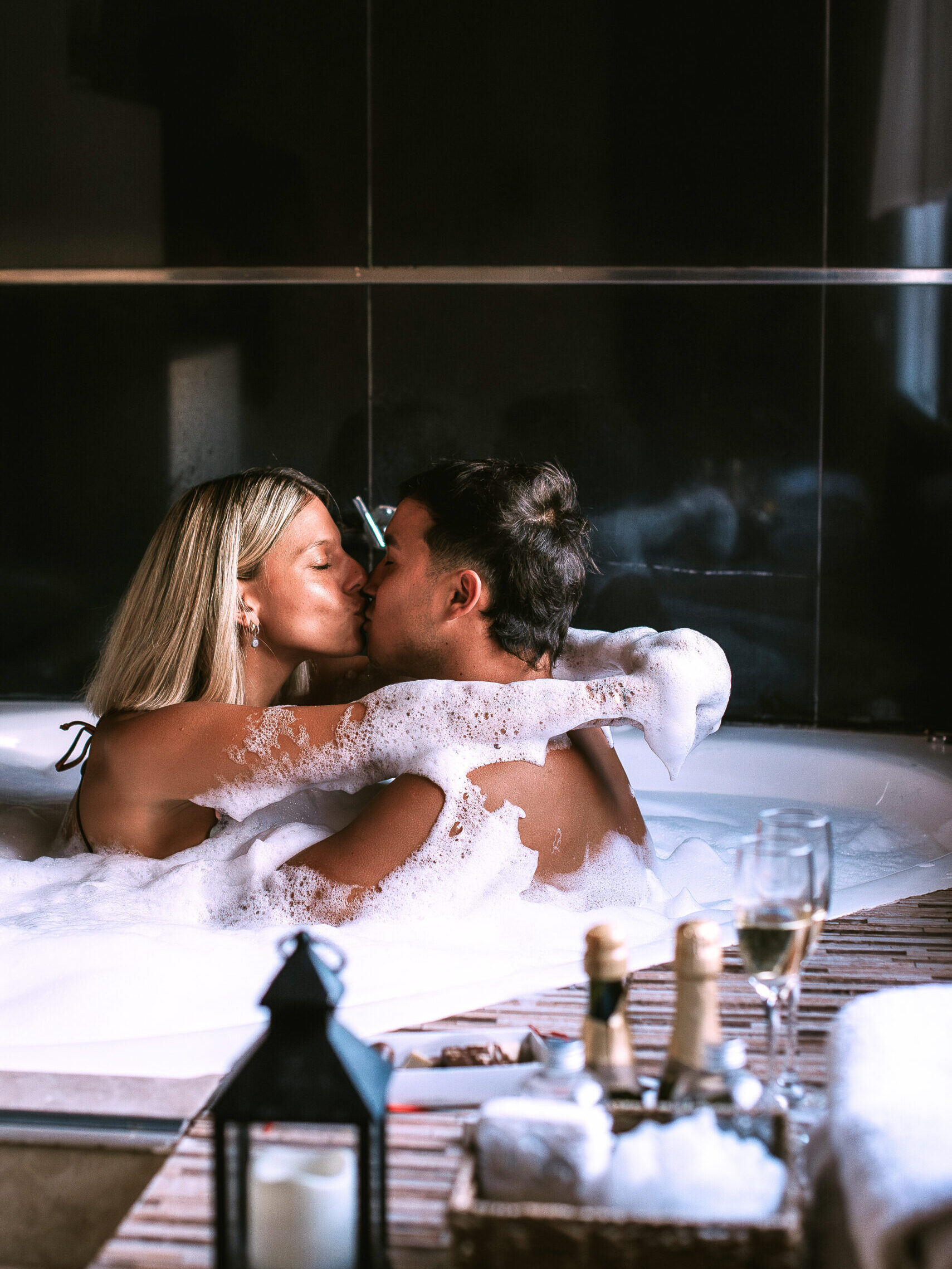 pareja en jacuzzi escapada romantica , villa urquiza entre rios