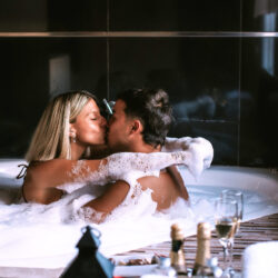 pareja en jacuzzi escapada romantica , villa urquiza entre rios