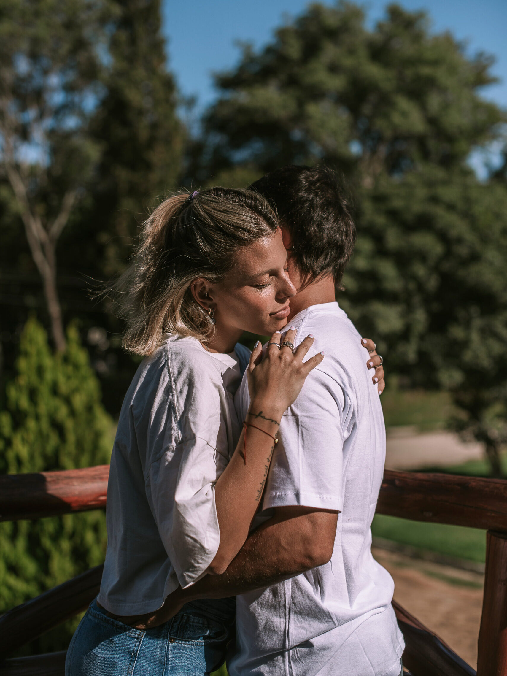 Pareja abrazada en parque al atardecer — Escapada Romántica en Villa Urquiza, Entre Ríos