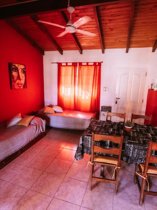 Comedor de cabaña en Casas de Campo Villa Urquiza con mesa de madera, decoración rústica y ambiente cálido