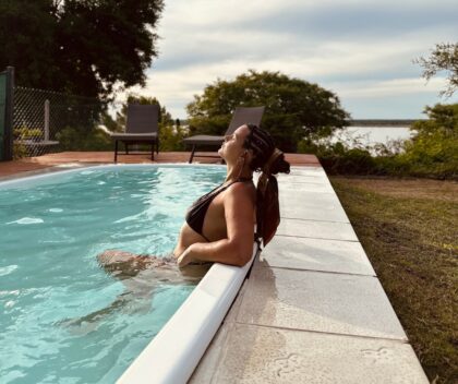 Huésped disfrutando de la piscina privada con vista al río Paraná en Quinta Vista al Río, Villa Urquiza Entre Rios .