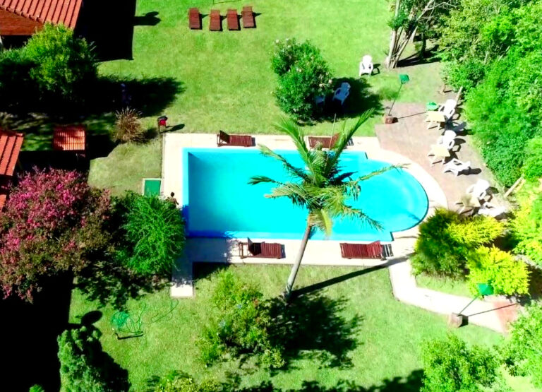 Complejo Casas de Campo Villa Urquiza con piscina al aire libre, rodeada de naturaleza y parque arbolado, ideal para descansar en familia