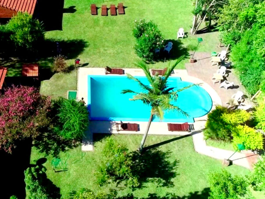 Complejo Casas de Campo Villa Urquiza con piscina al aire libre, rodeada de naturaleza y parque arbolado, ideal para descansar en familia