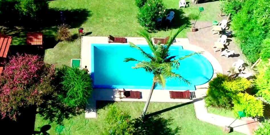 Complejo Casas de Campo Villa Urquiza con piscina al aire libre, rodeada de naturaleza y parque arbolado, ideal para descansar en familia