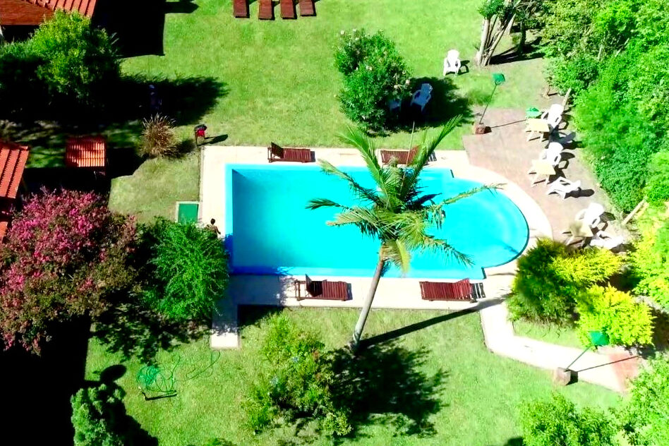 Complejo Casas de Campo Villa Urquiza con piscina al aire libre, rodeada de naturaleza y parque arbolado, ideal para descansar en familia
