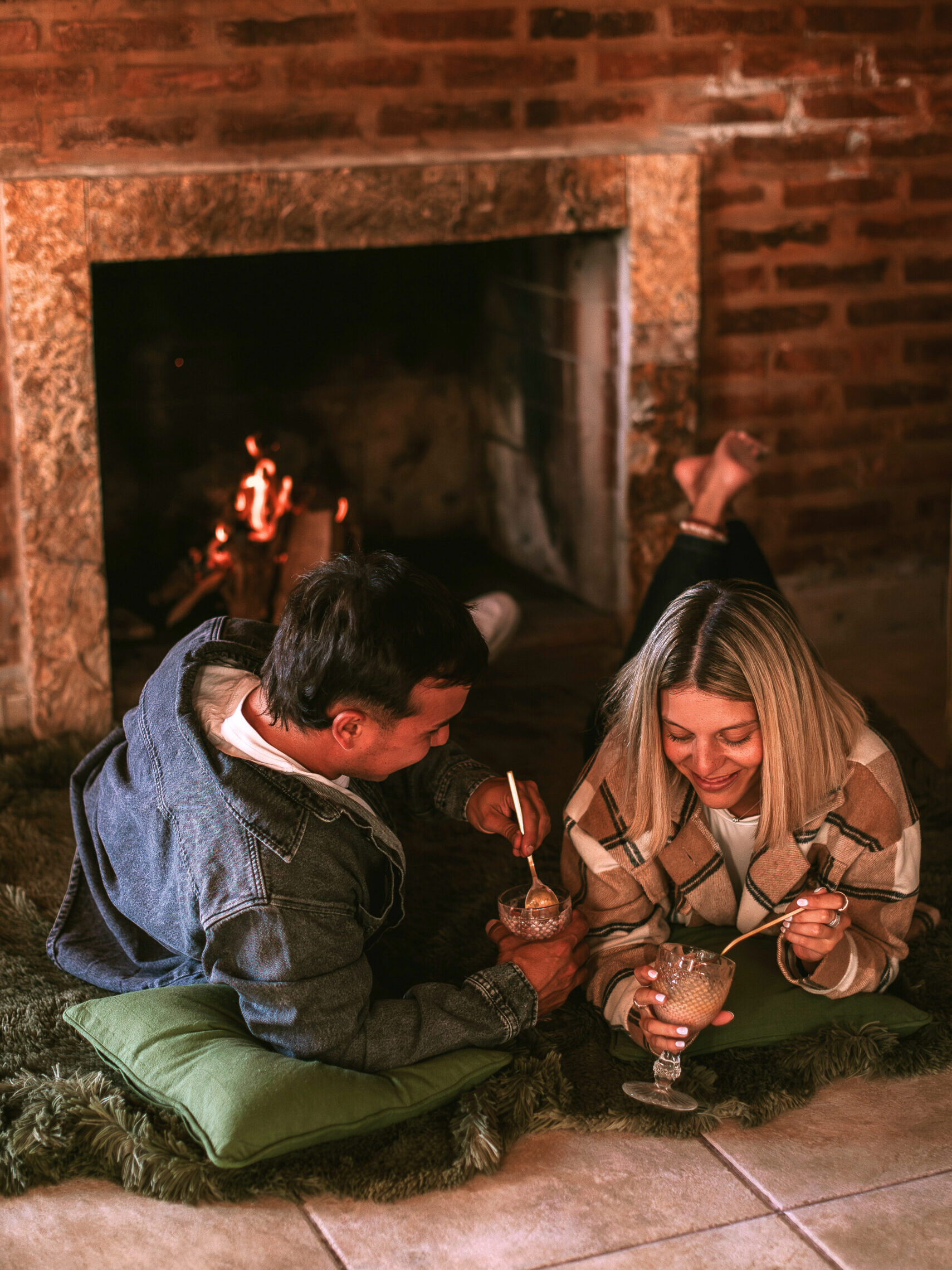 Pareja compartiendo un momento íntimo frente al fuego — Escapada Romántica Villa Urquiza, Entre Ríos