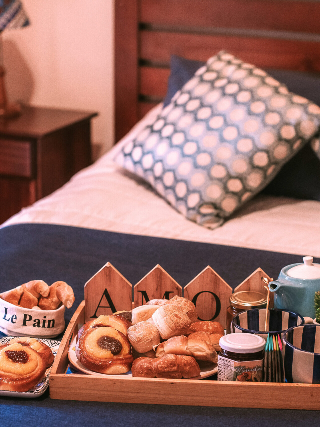 Habitación decorada con desayuno y almohadones románticos — Villa Urquiza, Entre