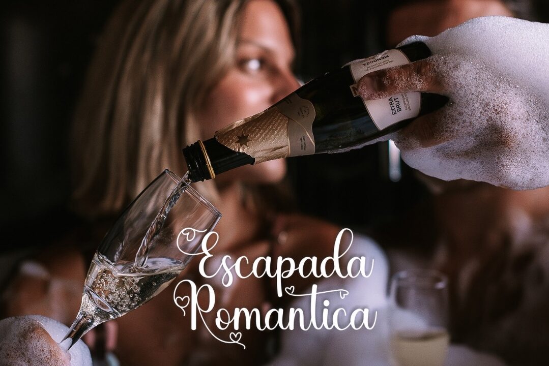 Pareja brindando con champagne en jacuzzi privado — Escapada Romántica en Villa Urquiza, Entre Ríos