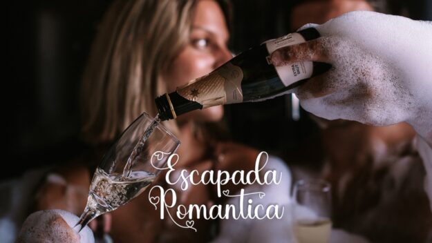 Pareja brindando con champagne en jacuzzi privado — Escapada Romántica en Villa Urquiza, Entre Ríos