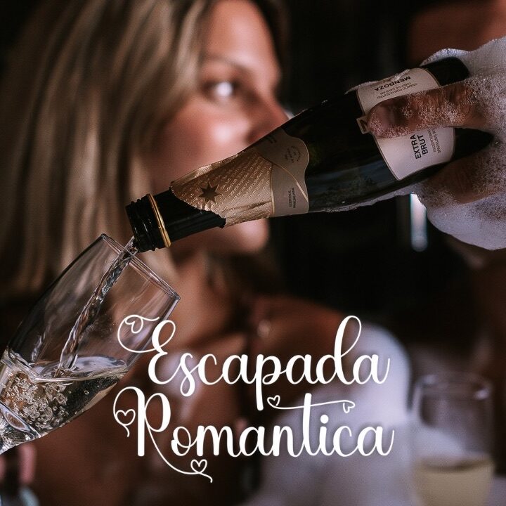 Pareja brindando con champagne en jacuzzi privado — Escapada Romántica en Villa Urquiza, Entre Ríos