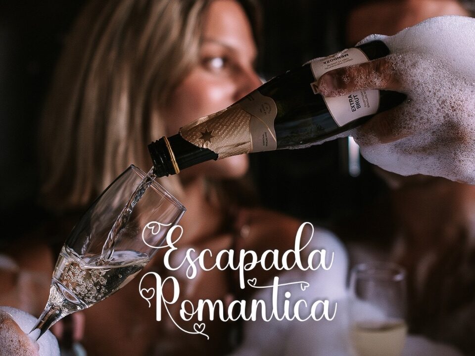 Pareja brindando con champagne en jacuzzi privado — Escapada Romántica en Villa Urquiza, Entre Ríos